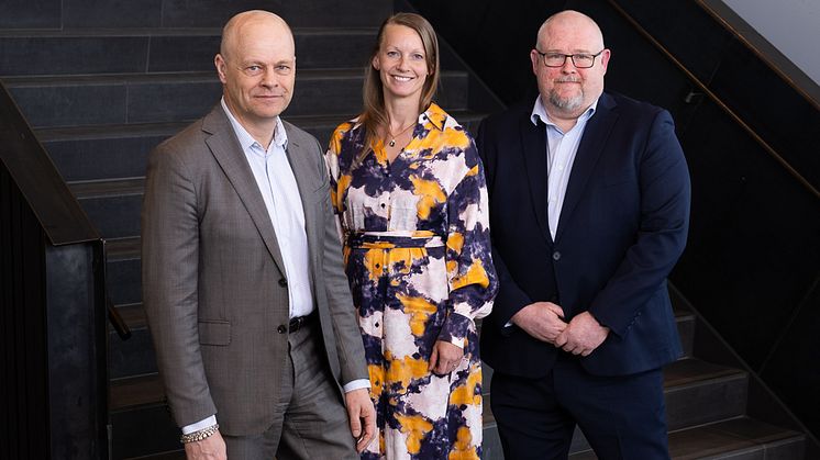 I byggprojektet Hestur i Kista har klimatavtrycket minskats med 36%. På bilden från vänster Marcus Svensson, VD ByggVesta Development, Ida Karlsson, doktorand Chalmers tekniska högskola och Stefan Ohlsson, VD Consolis Strängbetong.