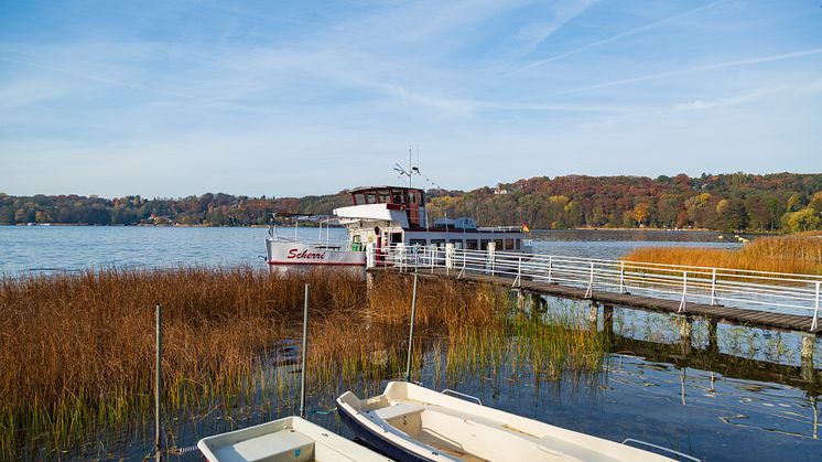 Noch bis Ende Oktober kann man bei einem Herbst- Ausflug an den Schermützelsee auch eine Fahrt auf dem Wasser unternehmen. Foto: TMB-Fotoarchiv/Steffen Lehmann. 