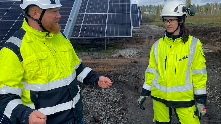 Johan Paradis, medgründer og CTO i Sunna Group AB og Guro Gravdehaug, avdelingsleder forretningsutvikling i Aneo foran det som blir ett av Sveriges største solkraftverk.