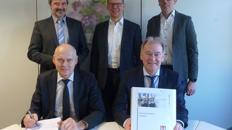 Erster Beigeordneter Günther Berg, Michael Wippermann (WWN), Mike Süggeler (WWN), (hinten v.l.), Dieter Kaiser (WWN), Bürgermeister Wolfgang Koch (vorne v.l.)