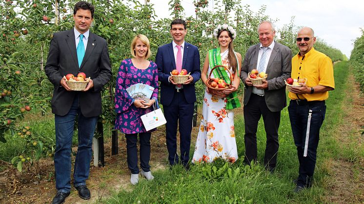 Die Initiatoren der Obstlandroute auf einer Plantage der Obstland Dürrweitzschen AG: Tobias Goth, Sandra Brandt, Henry Graichen, Laura Kirschner, Johannes Ecke und Wolfgang Scheefe (v. l.)