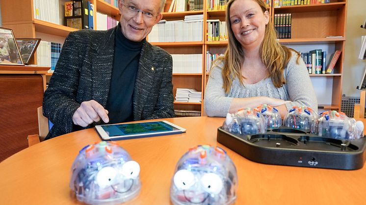 Andreas Redfors och Marie Fridberg menar att robotar och programmering kan användas som redskap för att öka barns intresse för de naturvetenskapliga ämnena.