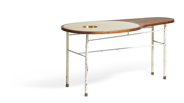 Finn Juhl- "Ross" sofabord med hvidmalet metalstel. Organisk formet top af teak, ilagt plade af messing..