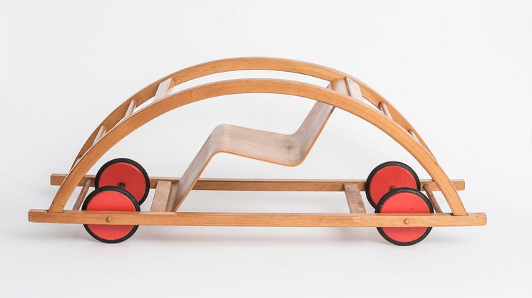 Kein Porsche-Modell, sondern der "Schaukelwagen", mit dem unzählige Kinder aufwuchsen, ist unter anderem in der Bauhaus-Ausstellung in Eisenhüttenstadt zu sehen. Foto: Kevin Fuchs/Dokumentationszentrum Alltagskultur der DDR.