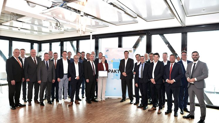 Bayerische Staatsregierung und Kommunen unterzeichnen mit Deutsche Glasfaser und weiteren Netzbetreibern Pakt für schnelles Internet (c) Stefan Obermeier