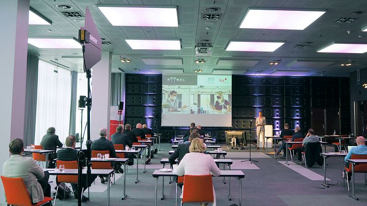 Die Präsenzteil der hybriden Veranstaltung zum Quality Office Consultant Tag 2021 in Köln fand unter strenger Beachtung der Hygiene- und Abstandsregeln statt. Bild: IBA