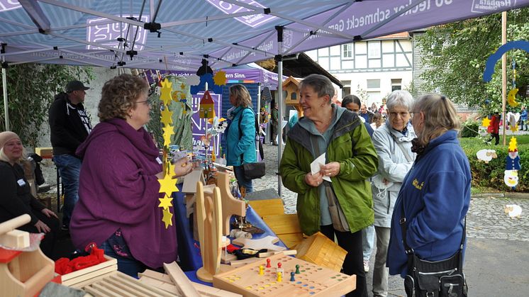 Selbstgemachte Handarbeit aus Holz, Leinen oder Papier: Am Stand der Manufakturen der Sozialen Rehabilitation Hephatas in Fritzlar und Treysa im Vordergrund (von links) Claudia Theis-Münchenberg (Hephata) sowie Ingrid Holley und Susanne Vaupel aus Je