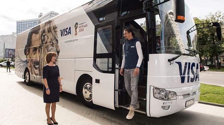 Zlatan Ibrahimović, das Gesicht der globalen Marketingkampagne von Visa, wird von Visa's Russia Country Manager Ekaterina Peletina begrüßt, als er in seinem eigenen Bus zur FIFA Fussball-Weltmeisterschaft 2018 Russland™ ankommt.