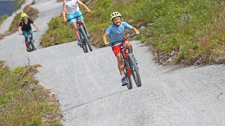 Sommeråpen skiheis gir tilgang til spennende aktiviteter for hele familien