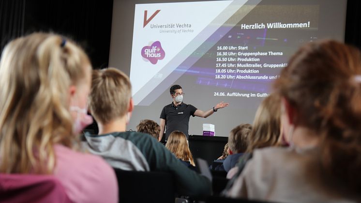 Projektleiter Prof. Dr. Kai Koch bei der Hörspielwerkstatt.