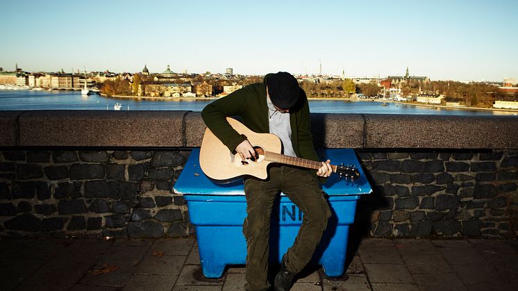 “DEN OBESEGRADE SOLENS LAG” – ny Itunes hit för STIKO PER LARSSON som presenterar VANDRINGSTURNE 2012 – 1000 KM till fots på 37 dagar TILL FÖRMÅN FÖR SOS BARNBYAR: 