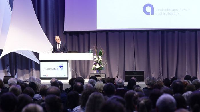 Ulrich Sommer begrüßt rund 500 Gäste auf dem Bankenabend des pharmacon Kongress