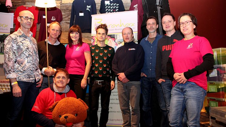 Das Bärenherz-Team in pinkfarbenen Shirts ist willkommen bei Keimzeit