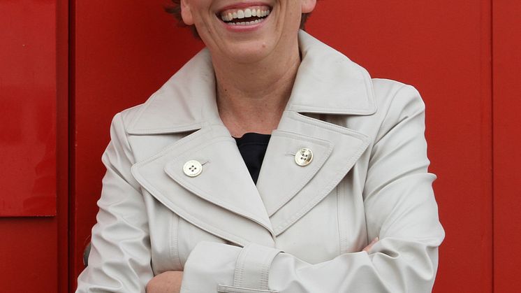 Britt Jensen_rød baggrund_høj