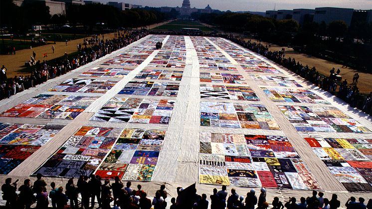 Washington, DC, den 11 oktober 1987. The NAMES lade för första gången ut lapptäcket, The AIDS Memorial Quilt, där varje lapp, stor som en grav, representerar en person som har avlidit i aidsrelaterade sjukdomar. Foto, Pia-Kristina Garde