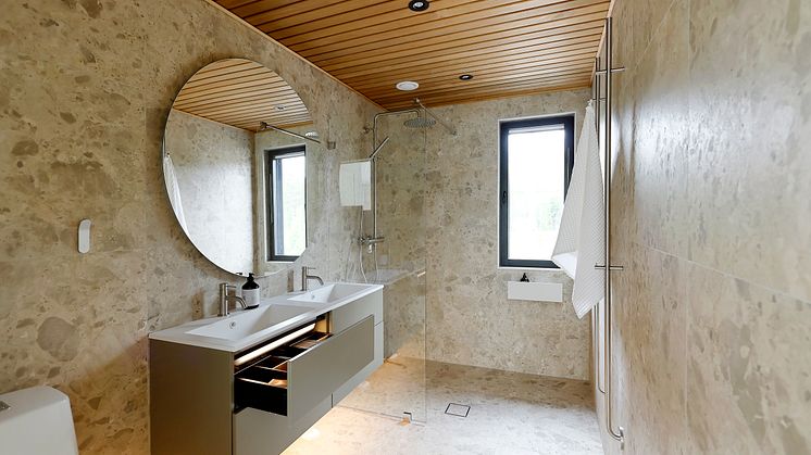 kuningattarenhelmi-master-bathroom-4