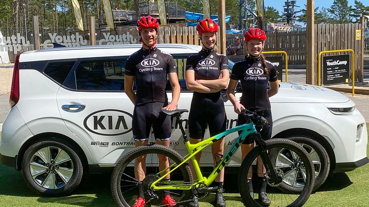 Fabian Birgersson, Thea Härdelin och Iza Härdelin i Kia Cycling Team framför teamets Kia e-Soul på Böda Sand, Öland.