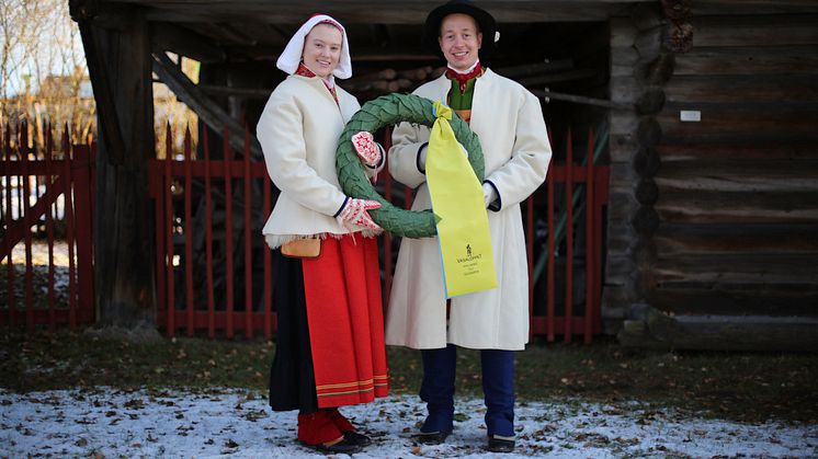 Elsa Hermansson och Gustav Johnsson kranskulla och kransmas