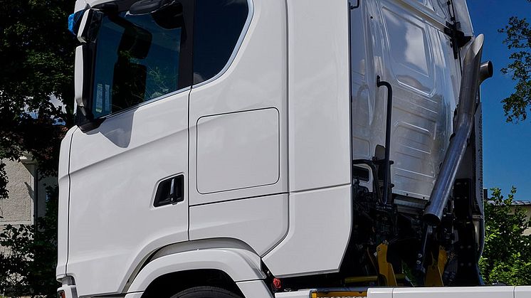 Scania tarjoaa pidennetyt R ja S premiumohjaamot, ensisijaisesti pitkän matkan kuljettajille, joille lisätilalle ohjaamossa on tarvetta. S-sarjan tasalattiaohjaamossa 270 mm suurempi tila mahdollistaa todellisen unelmaohjaamon kuljettajille, jotka vi