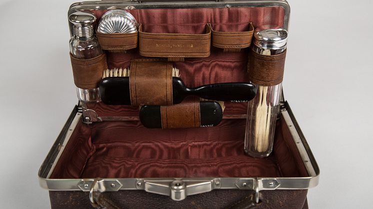 Shoe polishing case