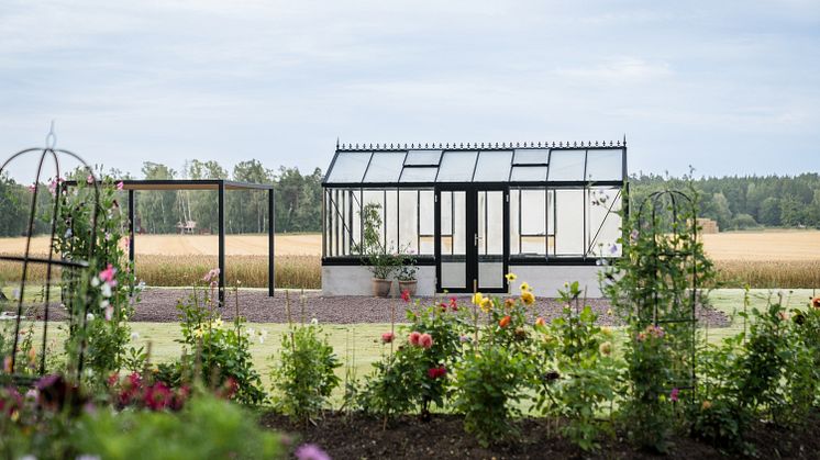 Familjen Möller Kirchsteigers växthus Helios Unik – en hållbar investering som kombinerar estetik, funktionalitet och drömmen om en grön, ätbar oas på Östgötaslätten.