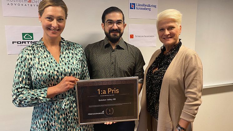 Företagsfabrikens VD Sandra Ruuda och vinnarna i vårens Innovationstävling, Solution Valley AB som representeras av Pooya Yousefi och Birthe Björkenstock.