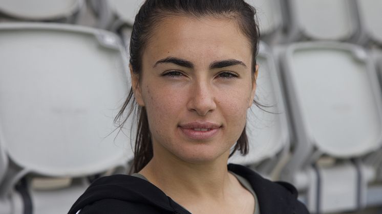 Zecira Musovic, målvakt i landslaget och Rosengård, är en av de intervjuade i serien. 
