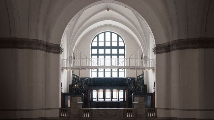 Siktlinjen från bron bjuder på två nya utblickar: en mot Gustav Vasa-statyn och en sjöutsikt österut genom ett magnifikt stort fönster som tidigare varit övertäckt för solljus. Foto: Emil Fagander, Nordiska museet.