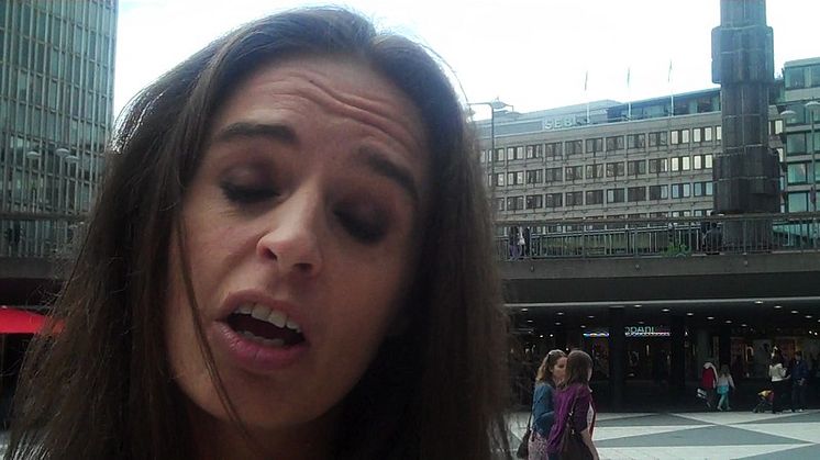 Värdegrundsarbetaren och inspiratören Sanna Nova Emilia talar om "Att lära med hjärtat" på Sergels Torg 16/6