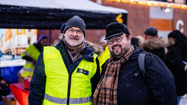 Sporveien takket naboer, næringsdrivende og andre berørte parter for tålmodigheten i byggeperioden, fra venstre konserndirektør for infrastruktur og prosjekter i Sporveien, Thor Georg Sælid, og fungerende leder Jørgen Foss i Sagene bydelsutvalg.