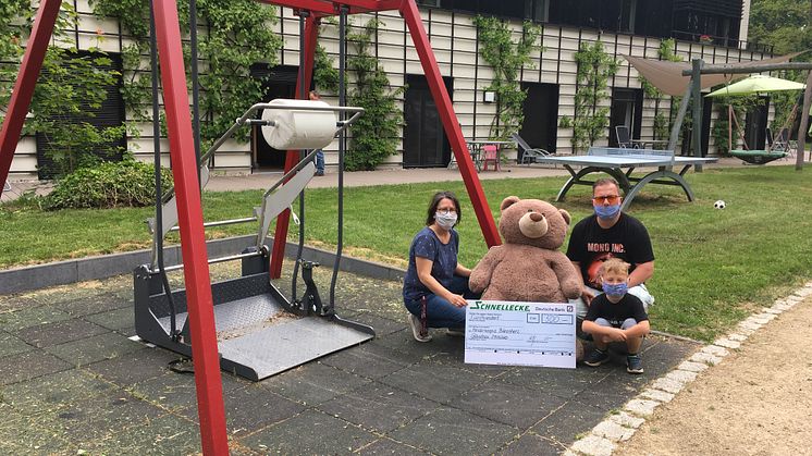 Bärenherz-Ehrenamtler und Schnellecke-Mitarbeiter Jörg Thiele kam mit Sohn Jonas ins Kinderhospiz, um den Spendenscheck zu übergeben