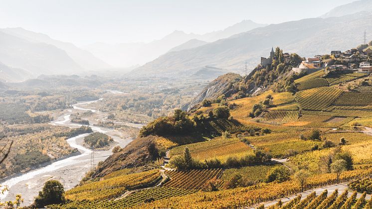 Wallis: Blick auf Varen und das Rhonetal 