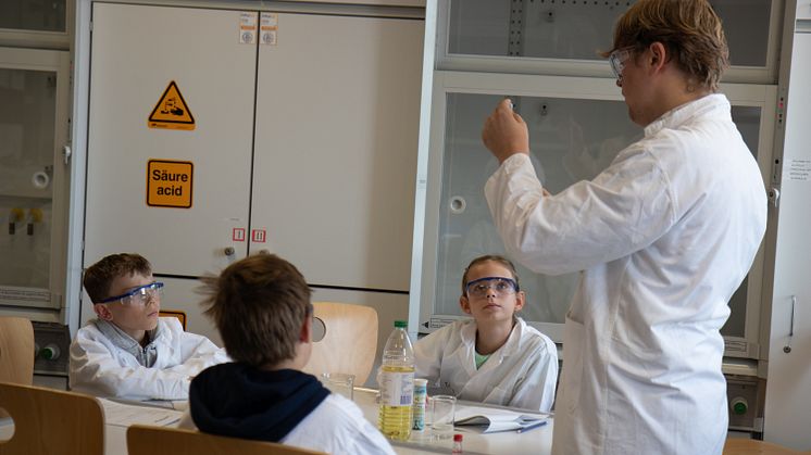 Chemie-Experimente beeindrucken Kinder an der Universität Vechta in den Sommerferien 2024