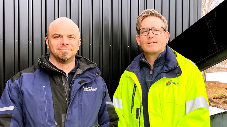 Daniel Öberg, Fjärrvärmetekniker och Daniel Eriksson Chef Värme och kyla vid pelletspannan i Sjulnäs.
