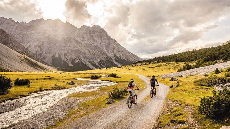 Mountainbiken auf dem Hochmoor La Stretta im Val Muestair in Graubuenden © Schweiz Tourismus