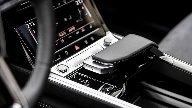Audi Q8 e-tron (Ultrablå metallak)