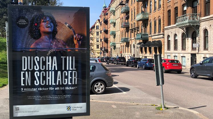 Melloartisten Caroline Wennergren på en av Duscha till en schlager-affischerna som syntes i Vasastan i slutet av april och början av maj 2024. (Foto: Johan Flanke)
