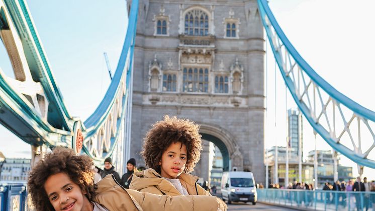 The magic of the city through the eyes of a child 