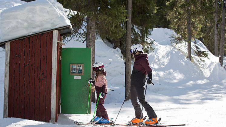 Sälen Hundfjället Trollskogen mamma barn skidor.jpg