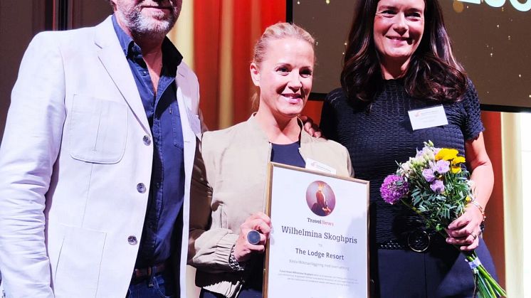 The Lodge Resort firar dubbla vinster vid Wilhelmina Skogh-priset 2024. Från vänster: Henrik Holmqvist VD, Tove Gejde Hotelldirektör & Camilla Persson Commercial Manager