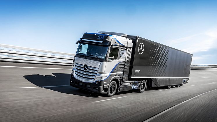 Nu är testerna i full gång av vätedrivna lastbilen Mercedes-Benz GenH2.