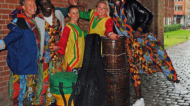 Hela bibblan dansar african joy