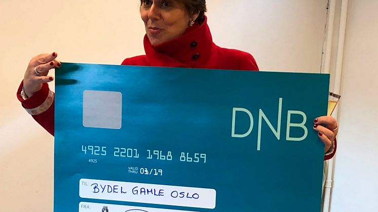 Byråd Tone Tellevik Dahl overrasket med en sjekk på 800.000,- kr.