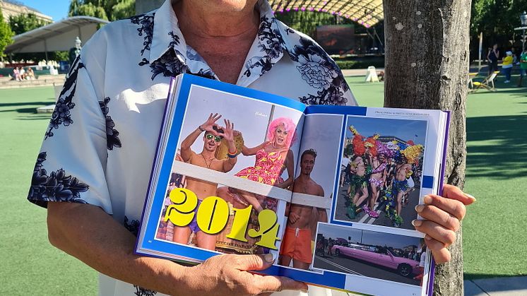 Här får omslagsprimadonnan Lars-Åke ”Babsan” Wilhelmsson det allra första exemplaret av boken.