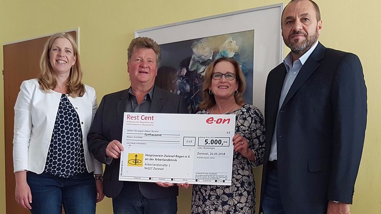 Stellvertretende Betriebsratsvorsitzende des Bayernwerks, Tanja Kagerer (l.), und ihre Kollegen Stefan Kroner (2.v.l.) und Betriebsrat Hermann Hölzl (r.) übergeben den RestCent-Scheck an die Hospizvereins-Vorsitzende Heidemarie Horenburg (2.v.r.).