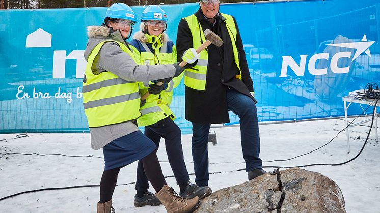 Ett stenblock blev två när Amanda Agestav, Mimer, Susanne Victorin, NCC och Mikael Källqvist, Mimer, höll i släggan i samband med byggstarten av Klippblocket i Västerås.