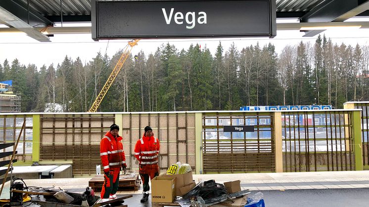 De sista arbetena återstår nu innan pendeltågsresenärerna kan kliva på tåget i Vega den 1 april.