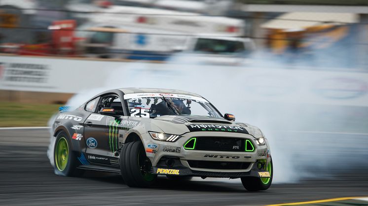 Vaughn Gittin jr. driftující s Fordem Mustang RTR