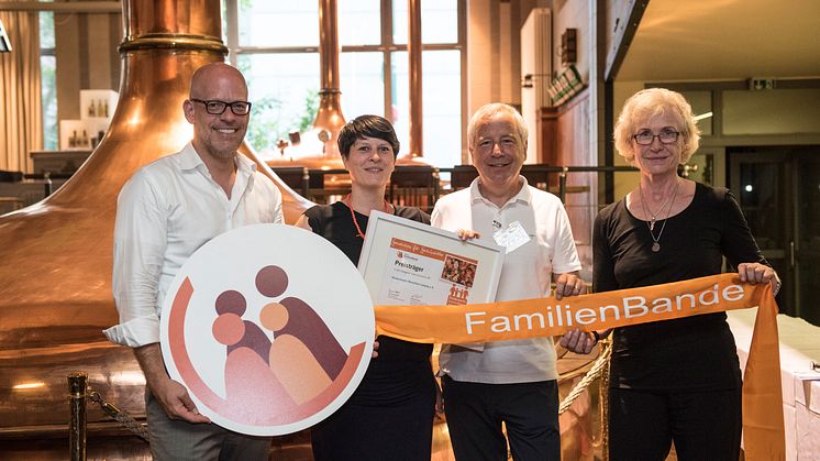 Mark Groffien (Vorstand der Stiftung FamilienBande), Julia Adeline Kremer (Kinderhospiz Bärenherz Leipzig), Christoph Gräf (Stiftung Liebenau) und Irene von Drigalski (Geschäftsführerin der Stiftung FamilienBande) während der Preisverleihung