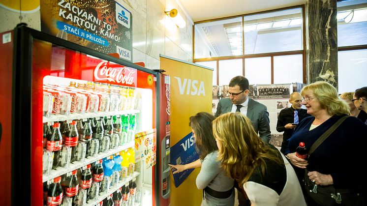 Už nemusíte hľadať drobné.  Vďaka Visa je Coca-Cola bezkontaktná.